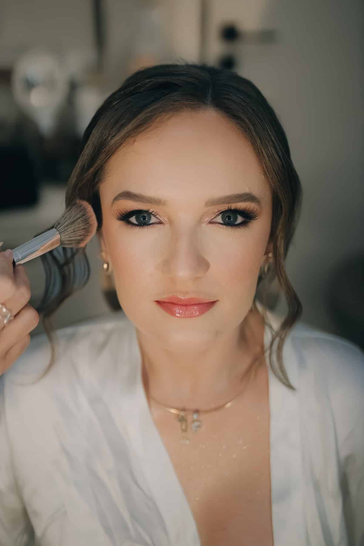 Fernanda Berardinelli com joias artesanais