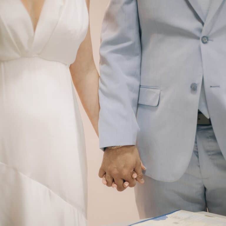 Acessórios para noiva do casamento civil: elegância sem exagero